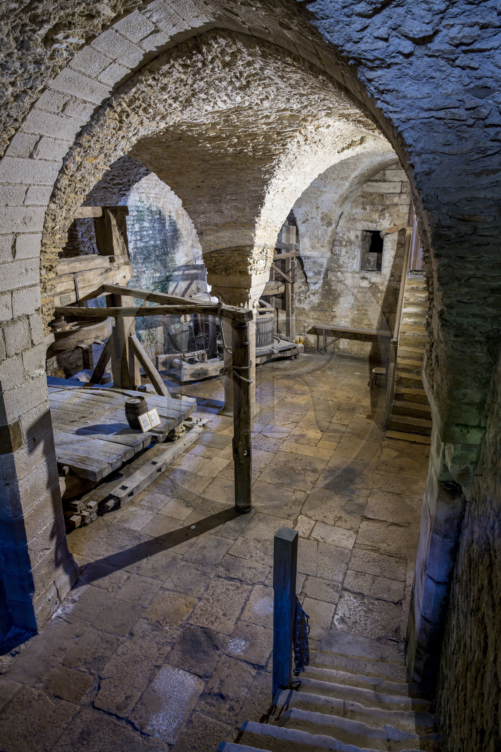 France, Yonne (89), parc naturel régional du Morvan, Vézelay, classé au Patrimoine Mondial de l'UNESCO, labellisé Les Plus Beaux Villages de France, point de départ de l'une des principales voies de pèlerinage de Saint-Jacques-de-Compostelle, une des caves creusée dans la roche servant de salle d'acceuil des pélerins au moyen âge