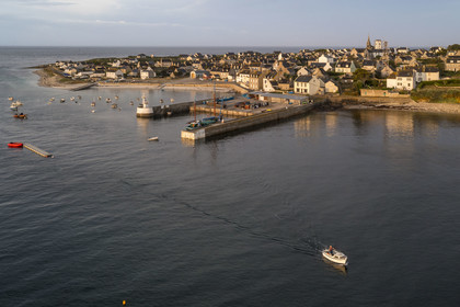 France, Finistère (29), Mer d'Iroise, archipel de Molène, Ile de Molène, le village et le port au petit matin (vue aérienne)