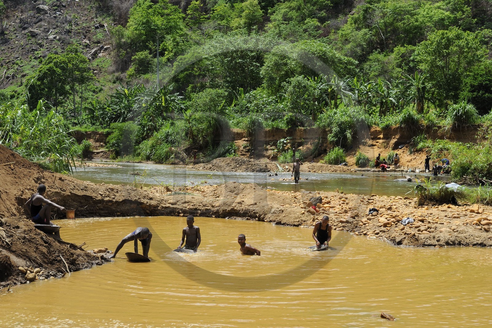 Tanzanie, région de Morogoro, les Monts Uluguru, prospecteurs d' Or sur la rivière Ruvu