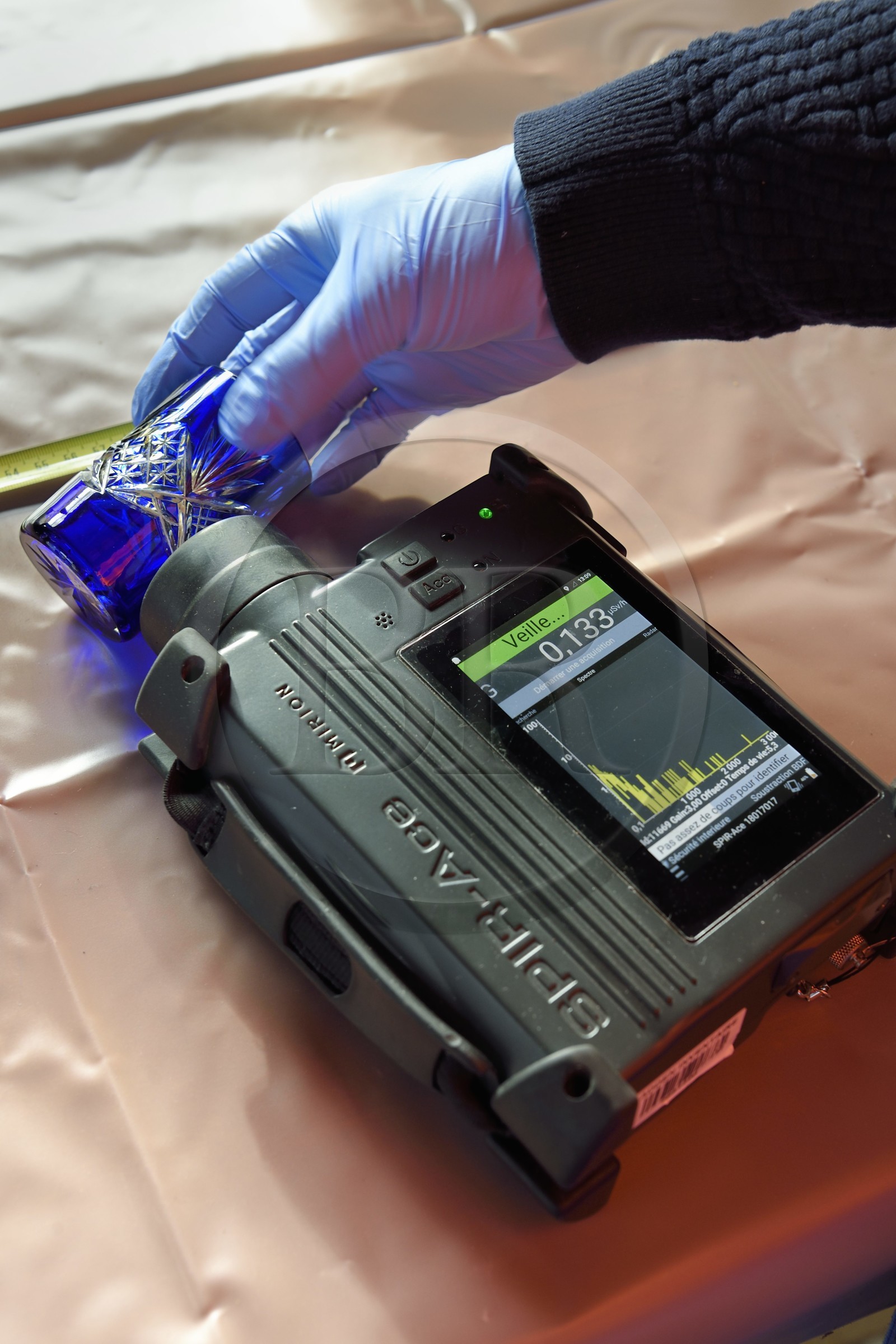 France, Bas-Rhin (67), Schiltigheim, intervention d'ingénieurs de l’Agence nationale pour la gestion des déchets radioactifs (Andra) chez des particuliers pour enlever la radioactivité d’un modèle rare de fontaine au radium centenaire, le SPIR-Ace permet de d'identifier les sources ou contaminations radioactives mais également une analyse précise des matières radioactives