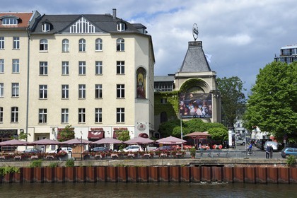 Allemagne, Berlin, le Berliner Ensemble à droite est le théâtre fondé à Berlin par Bertolt Brecht pour y abriter la compagnie qu'il a créée en 1949, en bordure de la rivière Spree