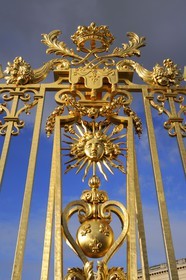 France, Yvelines (78), château de Versailles, classé Patrimoine Mondial de l'UNESCO, détail de la grille royale dessinée par Mansart séparant la cour royale restaurée en juin 2008