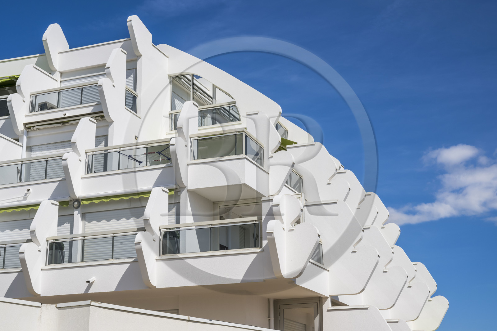 France, Hérault (34), La Grande-Motte, labellisé patrimoine du XXème siècle, quartier du Couchant à l'ouest du port, l'immeuble Arena de l'architecte Paul d'Outreligne