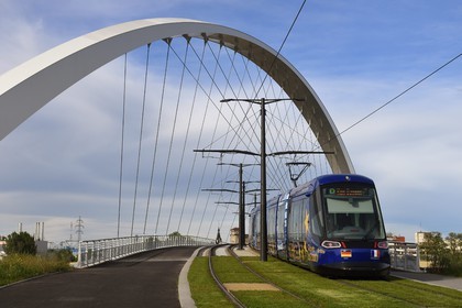 France, Bas-Rhin (67), Strasbourg, le pont piéton, vélo et du tram de la ligne D sur le bassin Vauban reliant Strasbourg à Kehl en Allemagne appelé Pont Citadelle