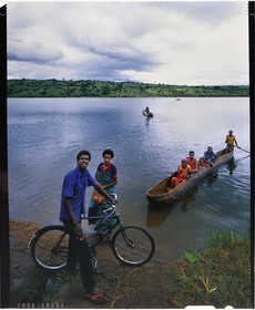 Burundi, Kirundo Province, couple by the lake Cyohoha South also called Cohoha lake, in the background a carved canoe in a single trunk that can cross the lake to join the Rwanda (4x5 reversal film reproduction)