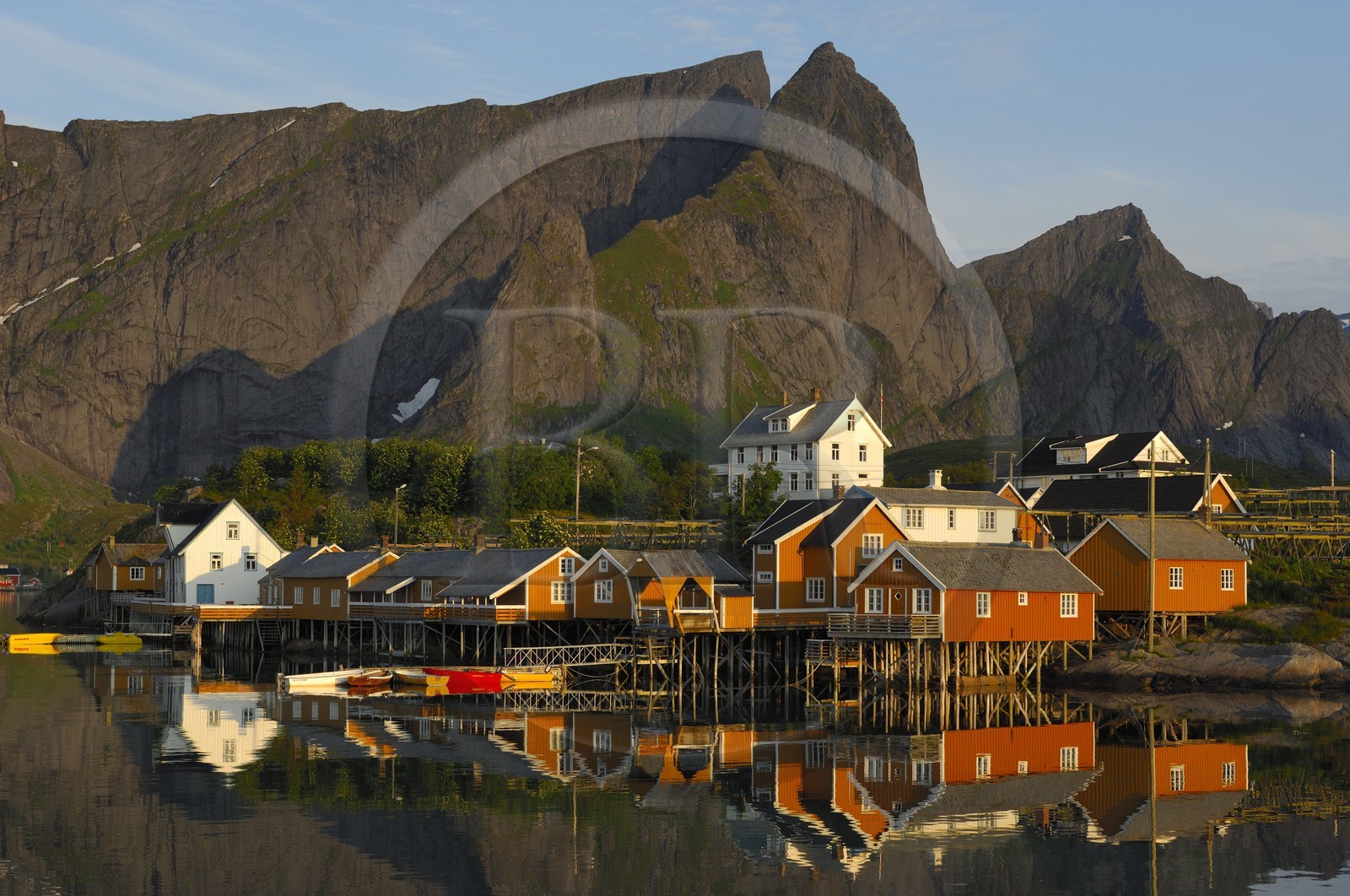 Norvège, Nordland, Iles Lofoten, Ile de Moskenes, le village de pêcheurs de Reine au soleil de minuit