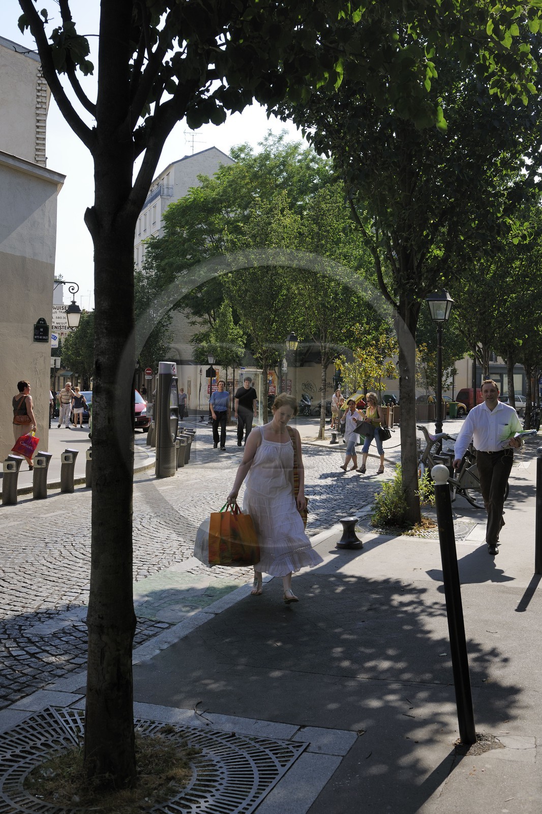 France, Paris (75), rue de la Butte-aux-Cailles vers la place de la Commune de Paris