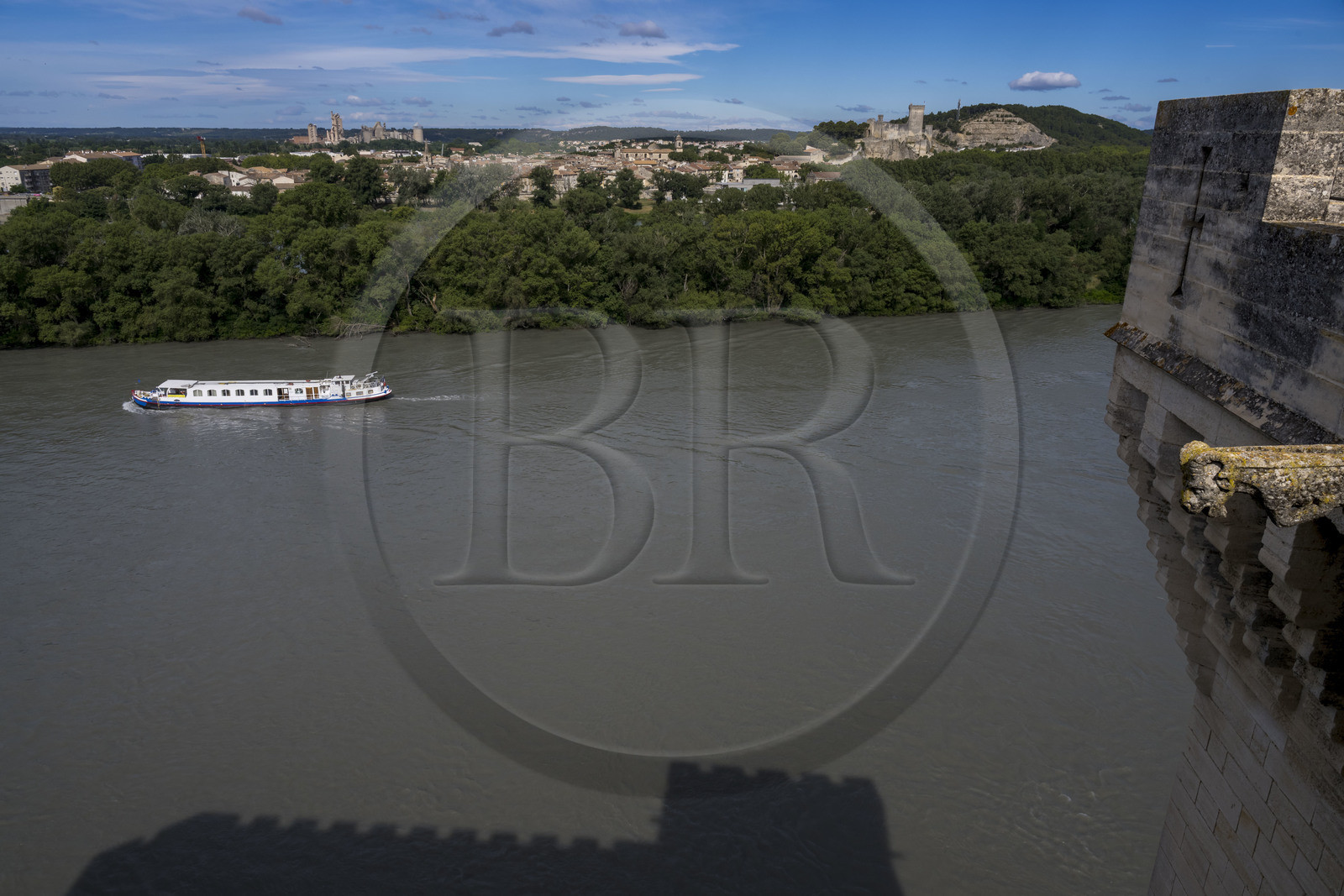 France, Bouches-du-Rhône (13), Tarascon, le chateau du roi René datant du XVe siècle en bordure du Rhone et la forteresse de Beaucaire en arrière plan sur l'autre rive