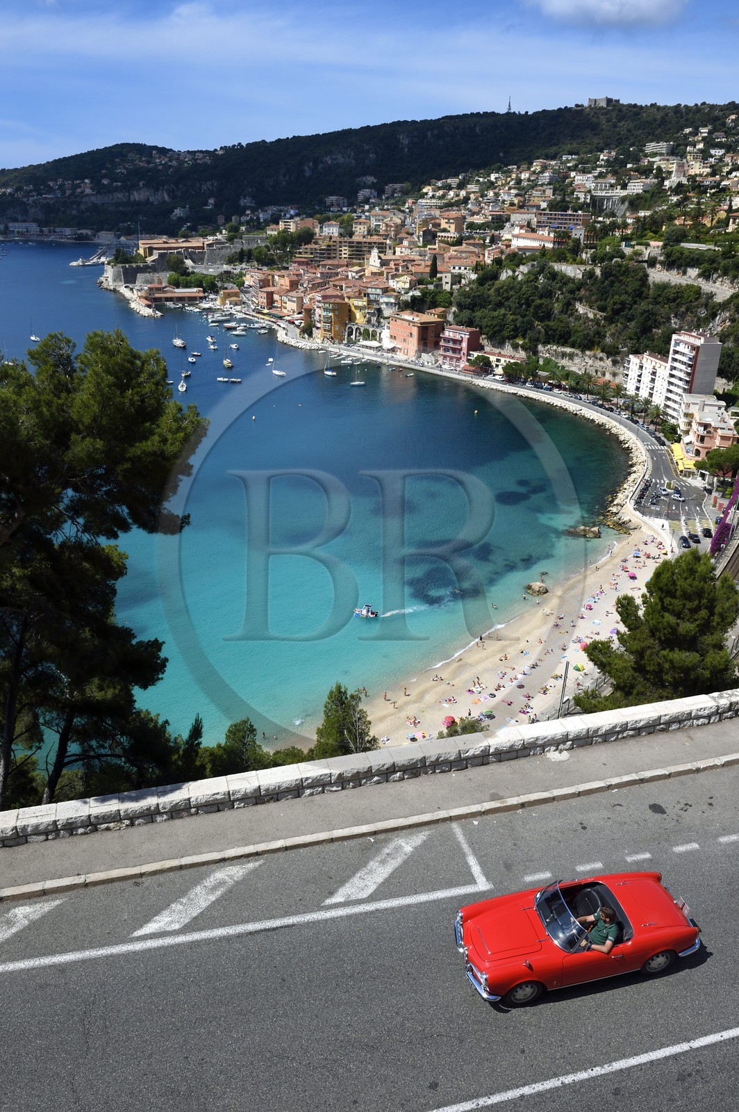 France, Alpes-Maritimes (06), Villefranche-sur-Mer, Alfa Romeo Giulietta décapotable de collection sur la route de la Basse Corniche surplombant la ville