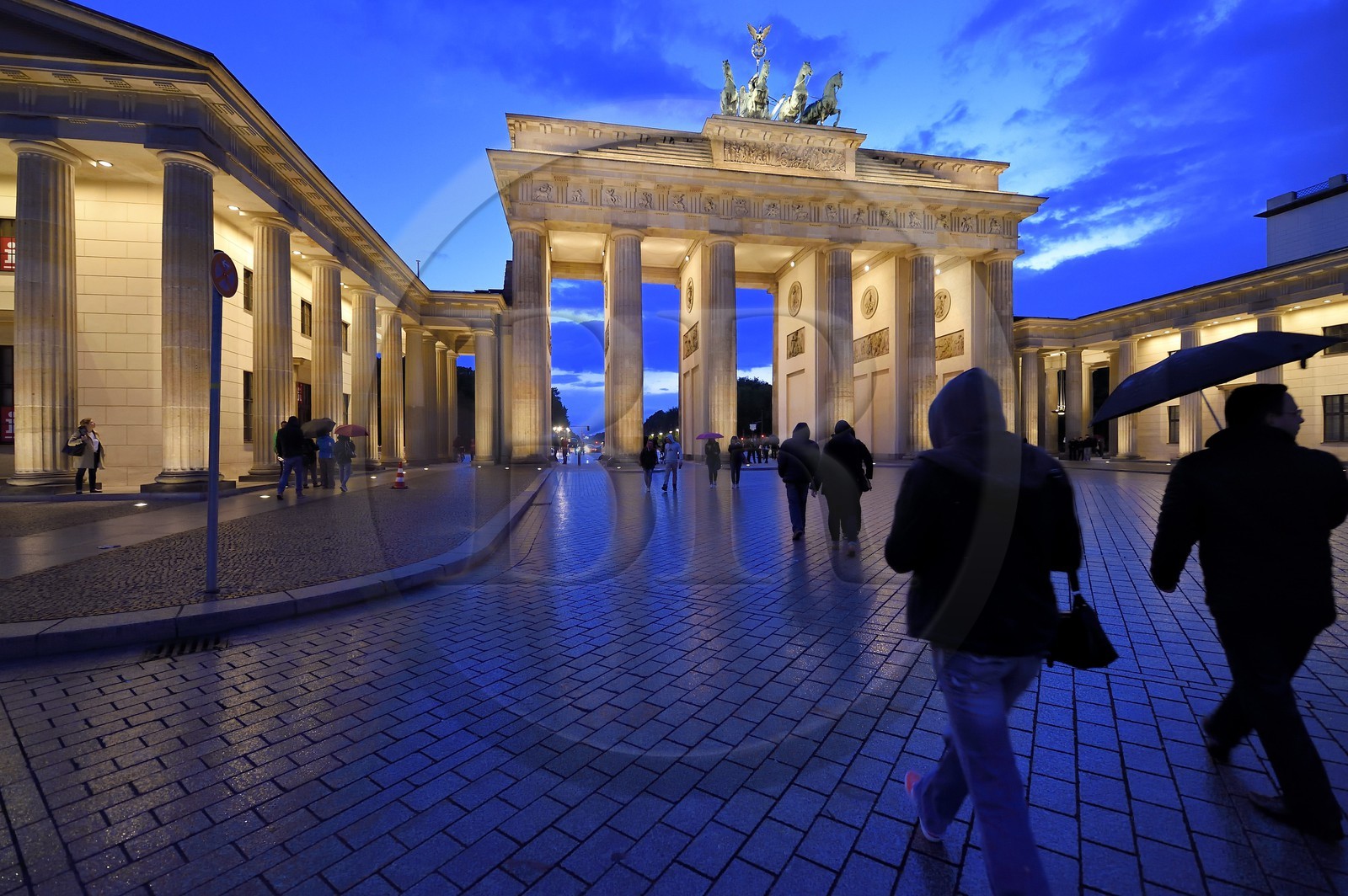 Allemagne, Berlin, Porte de Brandebourg sur l'avenue Under den Linden et Pariser platz
