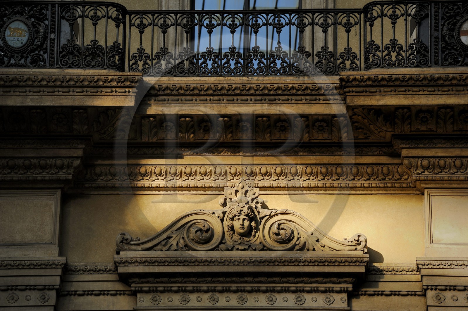 Italie, Lombardie, Milan, la galerie Vittorio Emanuele II, galerie commerçante construite au XIXe siècle par Giuseppe Mengoni, détail d'une facade