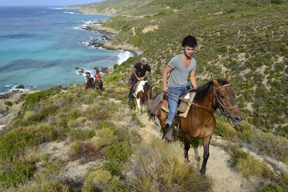 France, Haute Corse, Nebbio, Punta di l’Acciolu (Acciola), riders trekking in the Agriates Desert