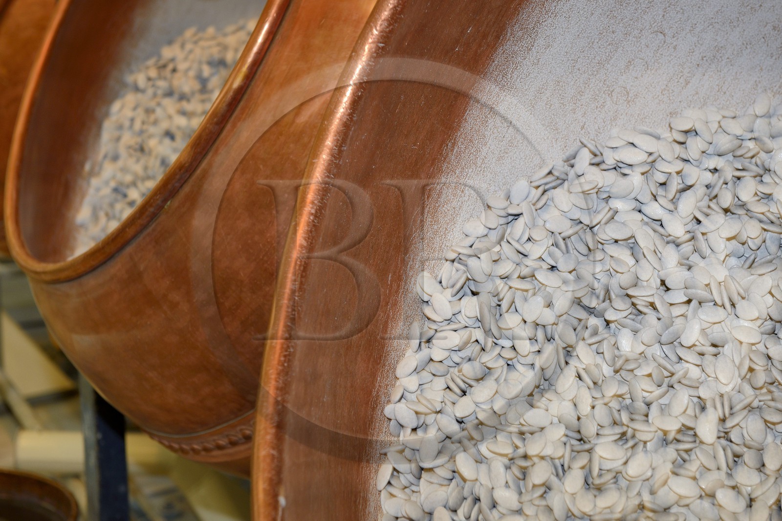 France, Meuse (55), Verdun, usine de dragées Braquier, gommage des amandes, opération ayant pour but de recouvrir les amandes d'un film et d'empêcher l'huile de migrer vers l'extérieur