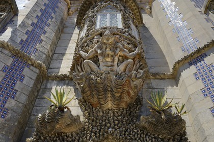 Portugal, région de Lisbonne, Sintra, le Palais national de Pena (Palacio Nacional da Pena) classé Patrimoine Mondial de l'UNESCO, l’arc de triton, décoré de détails néo-manuélins