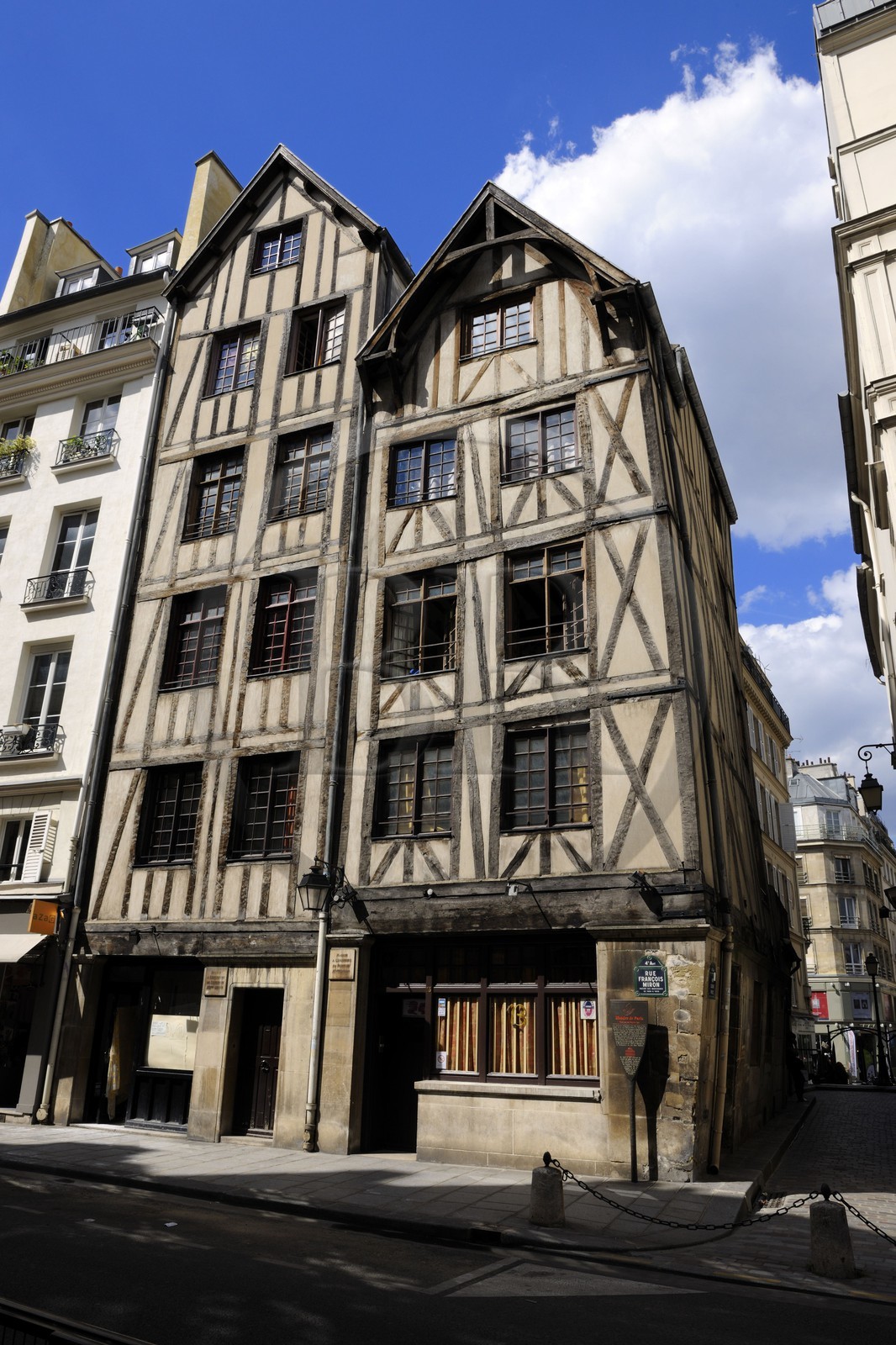 France, Paris (75), les plus anciennes maisons de Paris au 11 et 13 rue François Miron, maison à l'enseigne du mouton et maison à l'enseigne du faucheur (XIVe siècle)