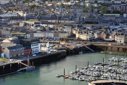 France, Seine-Maritime (76), Pays de Caux, Côte d'Albâtre, Les Pêcheries - Musée de Fécamp au coeur du port, le Palais de la Bénédictine en arrière plan