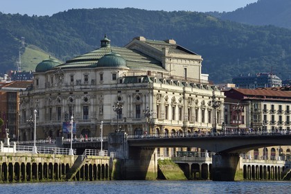 Espagne, Pays basque espagnol, Biscaye, Bilbao, le théatre Arriaga en bordure du Ria de Bilbao