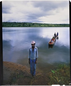 Burundi, province de Kirundo, Hutu au bord du lac Cyohoha Sud aussi appelé lac Cohoha ou lac aux oiseaux, en arrière plan la pirogue sculptée dans un tronc unique qui permet de traverser le lac et de rejoindre le Rwanda (reproduction plan-film inversible 4x5)
