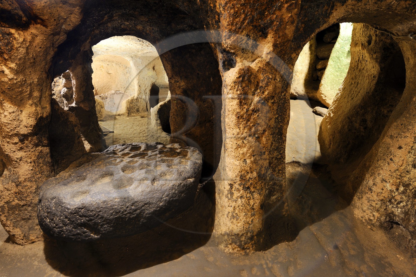 Turquie, Anatolie Centrale, province de Nevsehir, Cappadoce classée Patrimoine Mondial de l'UNESCO, ville sousterraine de Kaymakli de huit niveaux, pierre de basalte servant de mortier et de porte barricade