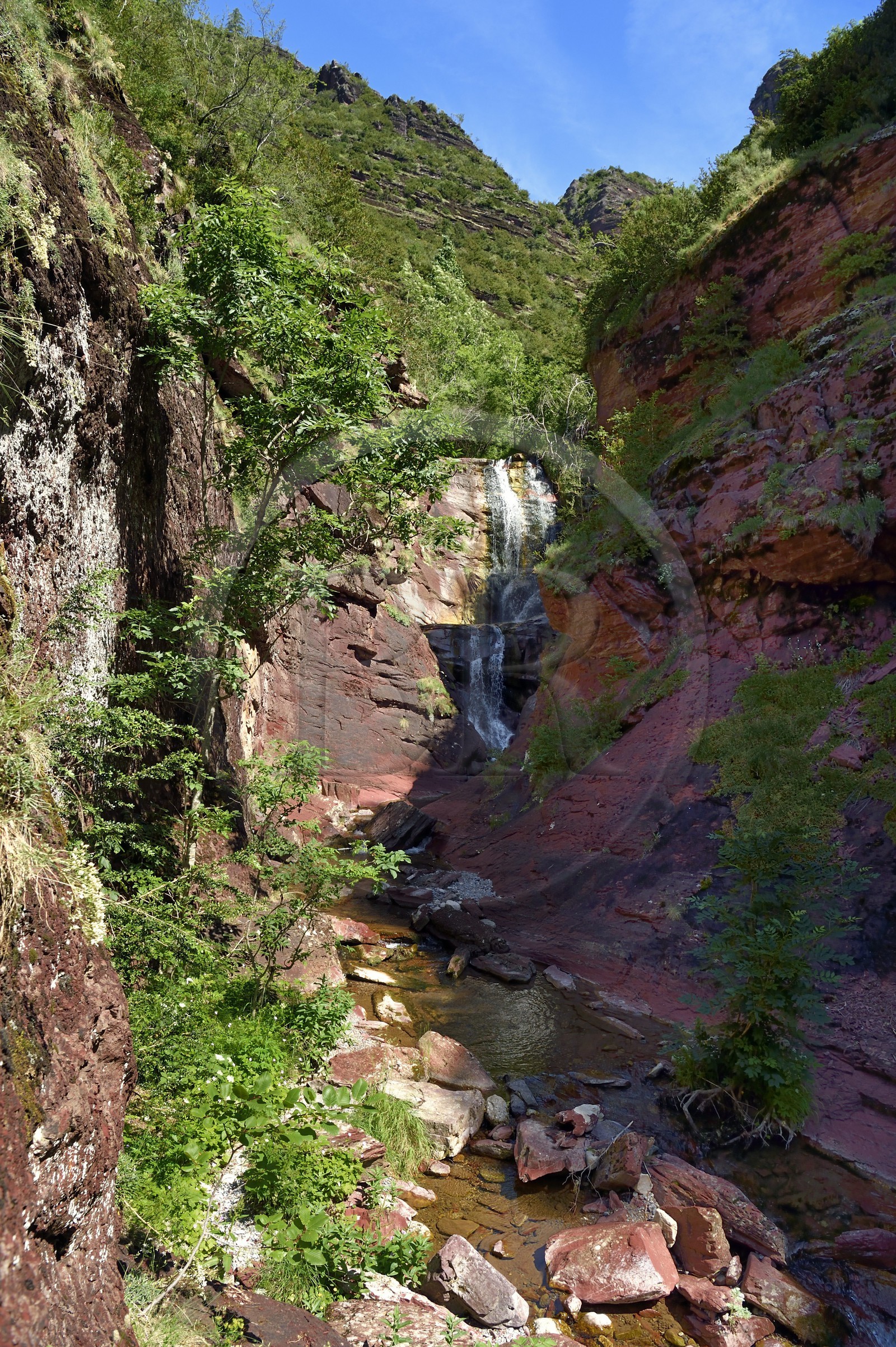 France, Alpes-Maritimes (06), Massif du Mercantour, site natura 2000, Gorges du Cians creusées par le Cians dans des sols de pélite rouge, la clue de Chalandre