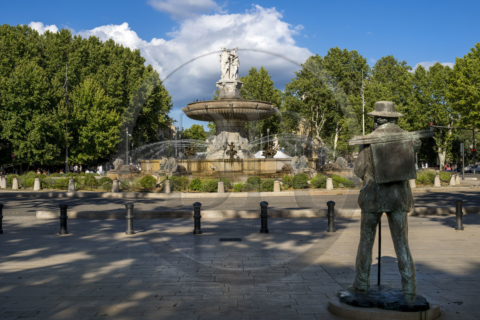 France, Bouches-du-Rhône (13), Aix en Provence, place de la Rotonde, statue de Paul Cezanne et fontaine de la Rotonde