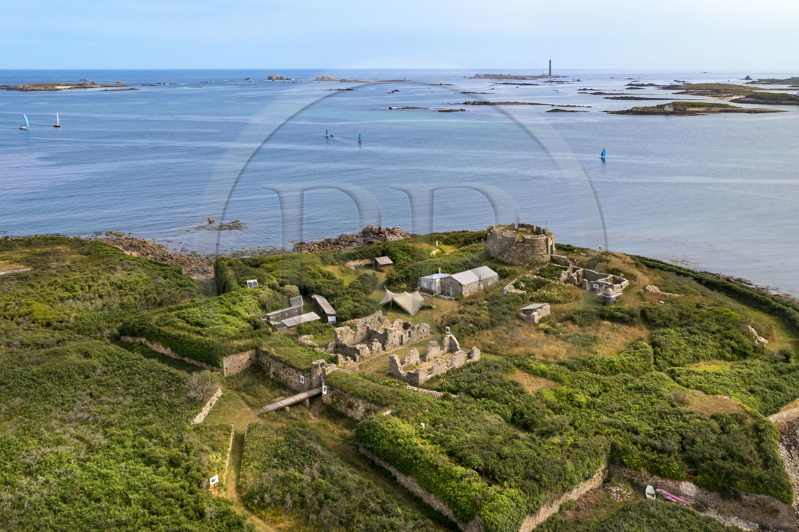 France, Finistère (29), Pays des Abers, estuaire de l'Aber Wrac'h, fort construit par Vauban début XVIIIème siècle sur l'Ile Cèzon, le phare de l'Ile Vierge en arrière plan (vue aérienne)