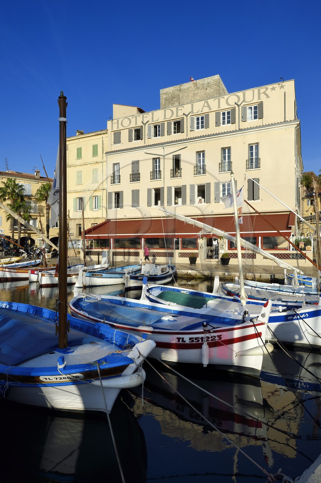 France, Var (83), Sanary-sur-Mer, barques traditionnelles de peche appelées pointus sur le port, l'Hotel de la Tour qui enroule la tour romane du XIIIème siècle en arrière plan