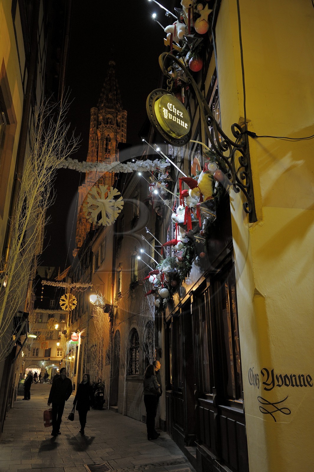France, Bas-Rhin (67), Strasbourg, vieille ville classée au Patrimoine Mondial de l'UNESCO, winstub Chez Yvonne et la cathédrale Notre-Dame en arrière plan
