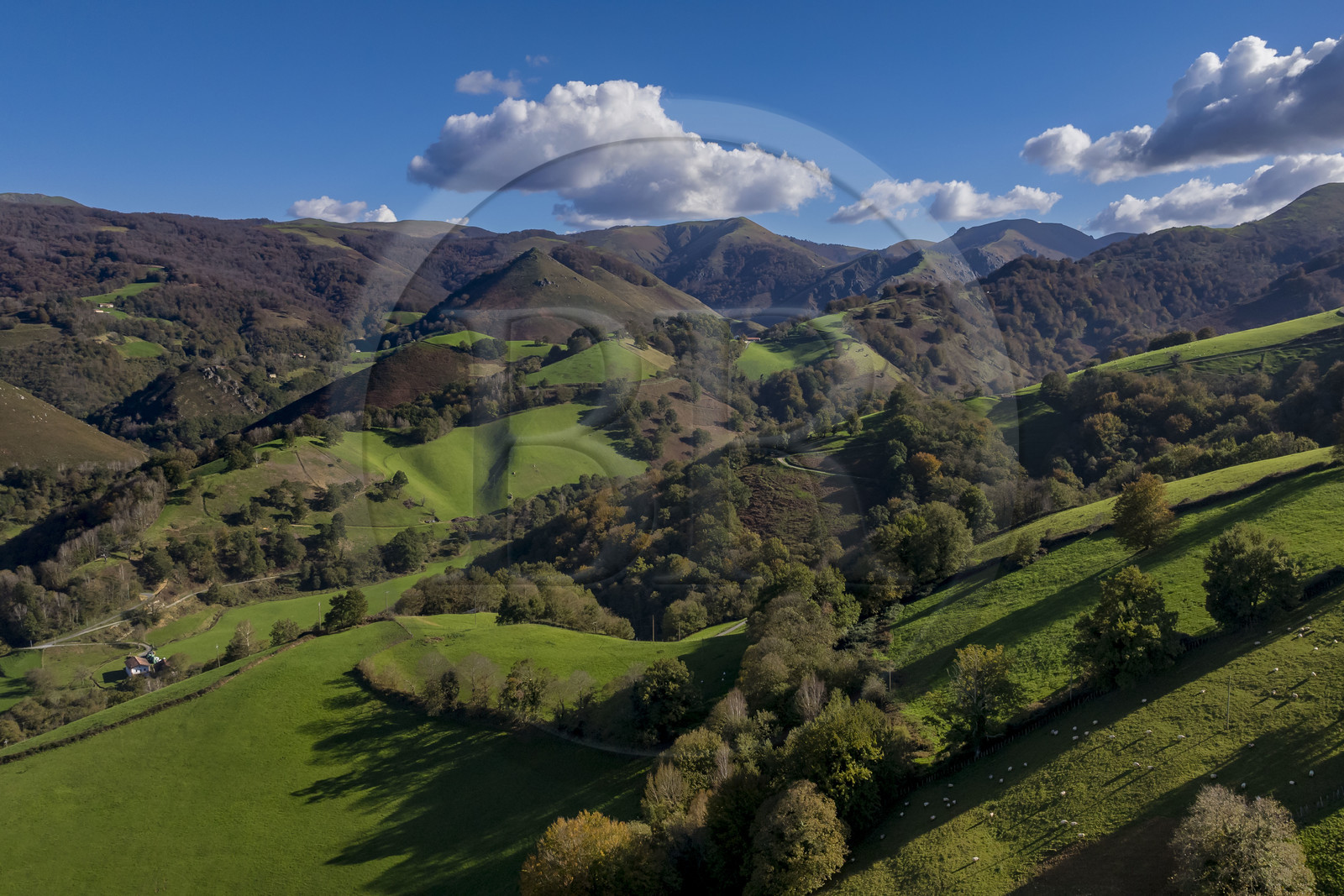 France, Pyrénées-Atlantiques (64), Pays-Basque, la vallée des Aldudes à Urepel, le Kintoa (le pays Quint) au sud de la vallée à cheval de la frontière espagnole (vue aérienne)