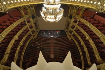 France, Paris (75), Opéra Garnier, la grande salle surplombée par le grand lustre de 7 à 8 tonnes créé par Garnier