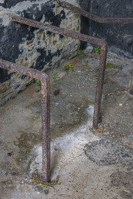 France, Guyane, Saint-Laurent-du-Maroni, bagne ou Camp de la Transportation, les quartiers disciplinaires, la cellule 47, célèbre pour avoir été celle de Henri Charrière plus connu sous le pseudonyme de Papillon, il a gravé sa signature sur le sol