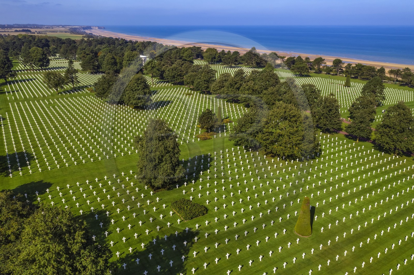 France, Calvados (14), Colleville-sur-Mer, cimetière américain de Colleville-sur-Mer et la plage du débarquement de Omaha Beach en arrière plan