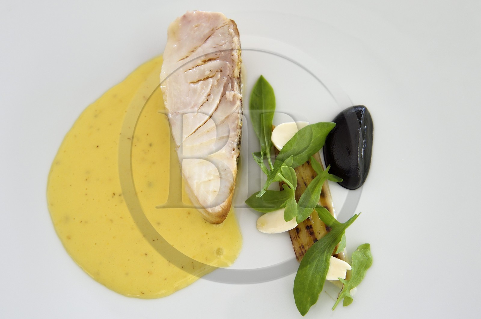 France, Alpes-Maritimes (06), Menton, Restaurant Le Mirazur du Chef doublement étoilé Michelin Mauro Colagreco, pagre à la purée d'ail noir