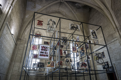 France, Vaucluse (84), Avignon, Palais des Papes classé Patrimoine mondial de l'UNESCO, la Grande Chapelle, exposition A la vie, à l’amor en 2024 de l'artiste de street art Miss.Tic connue pour ses œuvres au pochoir France, Vaucluse, Avignon, Palais des Papes (Palace of the Popes) listed as World heritage by UNESCO, the Great Chapel, exhibition A la vie, à l’amor in 2024 by street art artist Miss.Tic known for her stencil works
