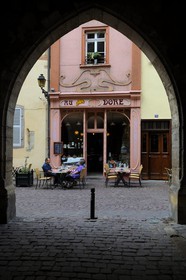 France, Haut-Rhin (68), Colmar, café avec sa façade art nouveau rue des Marchands