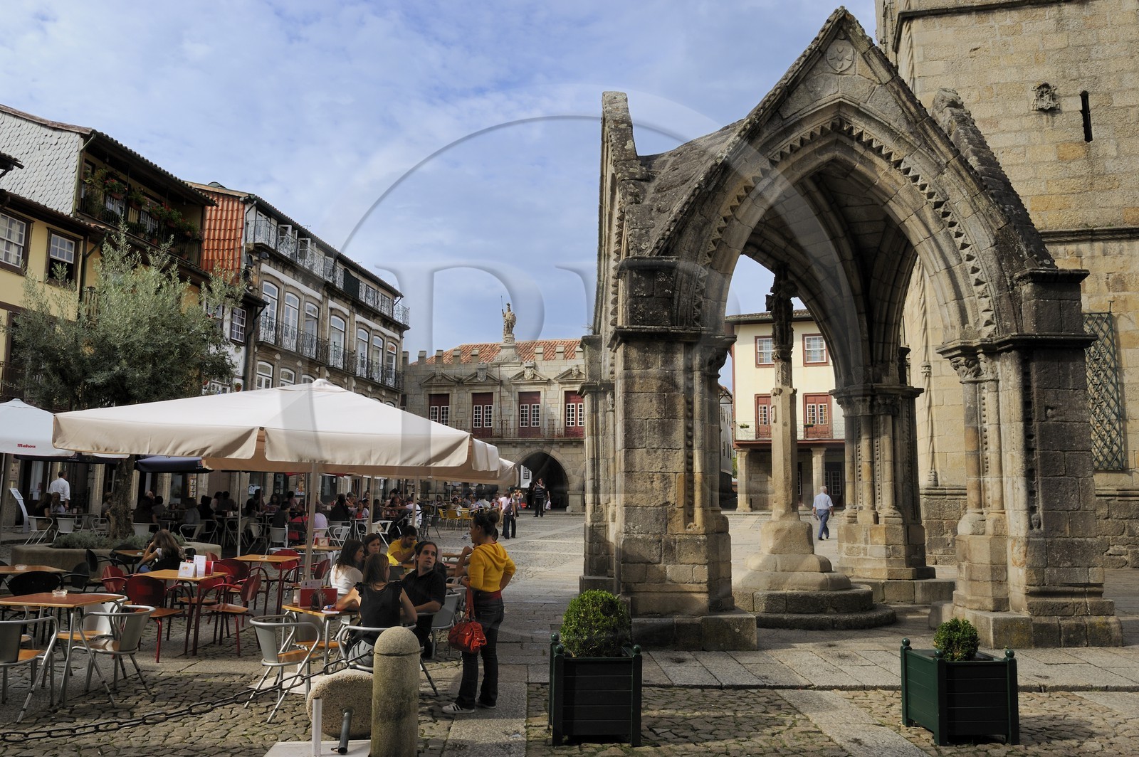 Portugal, région du Minho, Guimaraes, ville classée Patrimoine Mondial de l' UNESCO, belvedere gothique devant l'Eglise de Nossa Senhora Da Oliveira sur la place Largo da Oliveira