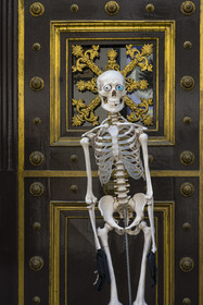 Suisse, Bâle, le vieux Bâle, Augustinergasse, squelette gardant l'entrée du Musée d'histoire naturelle