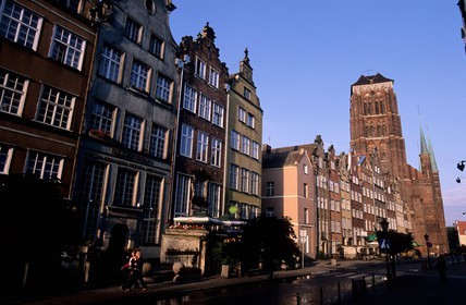Pologne, Poméranie Orientale, Gdansk, rue Notre-Dame débouchant sur le Long-Quai (Dlugie Pobrzeze) par une porte médiévale