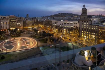 Espagne, Catalogne, Barcelone, quartier de l'Eixample, la place de Catalogne (placa de Catalunya)