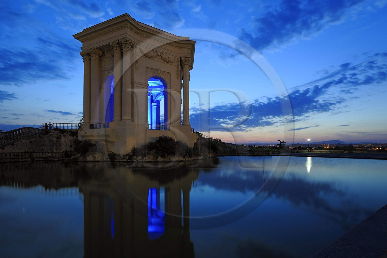 France, Hérault (34), Montpellier, centre historique, place du Peyrou, château d'eau, éclairage bleu du plasticien Yann Kersalé