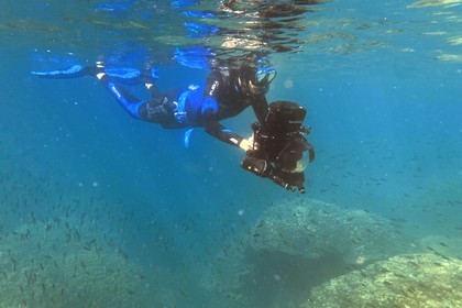 Sultanat d'Oman, gouvernorat de Mascate, réserve naturelle des Iles Daymaniyat, la photographe-plongeuse Maisa Al Hooti