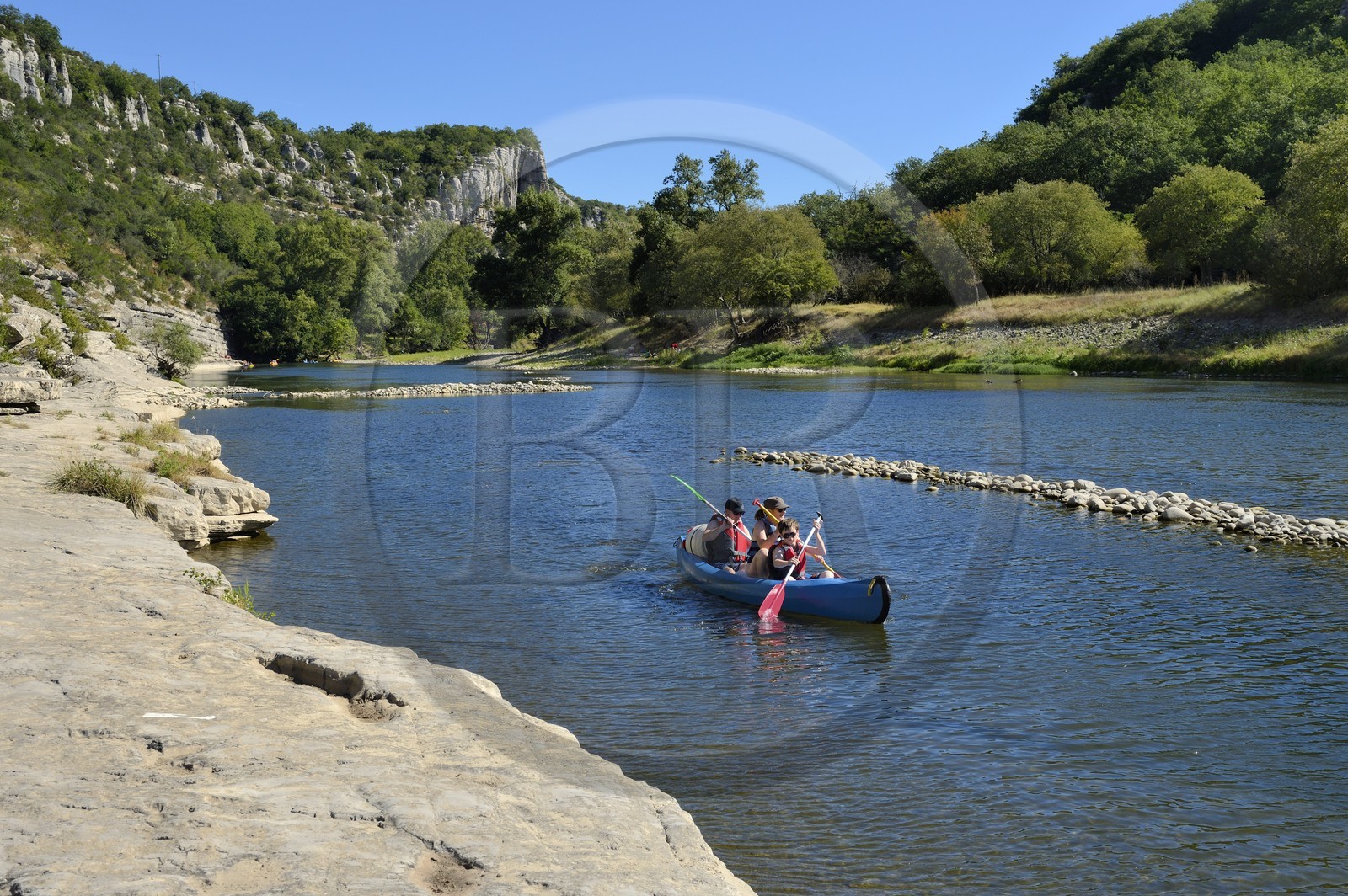 France, Ardèche (07), Balazuc, kayaks descendant la rivière Ardèche entre Balazuc et Pradons