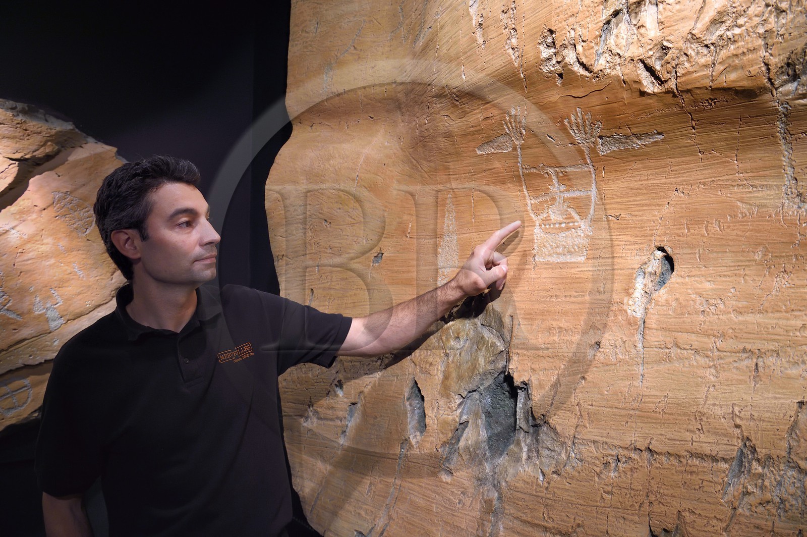 France, Alpes-Maritimes (06), vallée de la Roya, Tende, musée départemental des Merveilles, moulage d'une roche de la vallée des Merveilles gravée de figures corniformes, figure corniforme anthropomorphisée gravée sur la roche dite du Sorcier