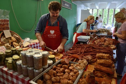 Afrique du Sud, province de Gauteng, Johannesburg, quartier de Braamfontein, Neighbourgoods Market, marché du samedi qui est autant une source d'approvisionnement pour des aliments de la ferme et des produits spécialisés comme il est un point de rencontre de la communauté pour échanger des idées et être entrainé par l'énergie qui fait Joburg