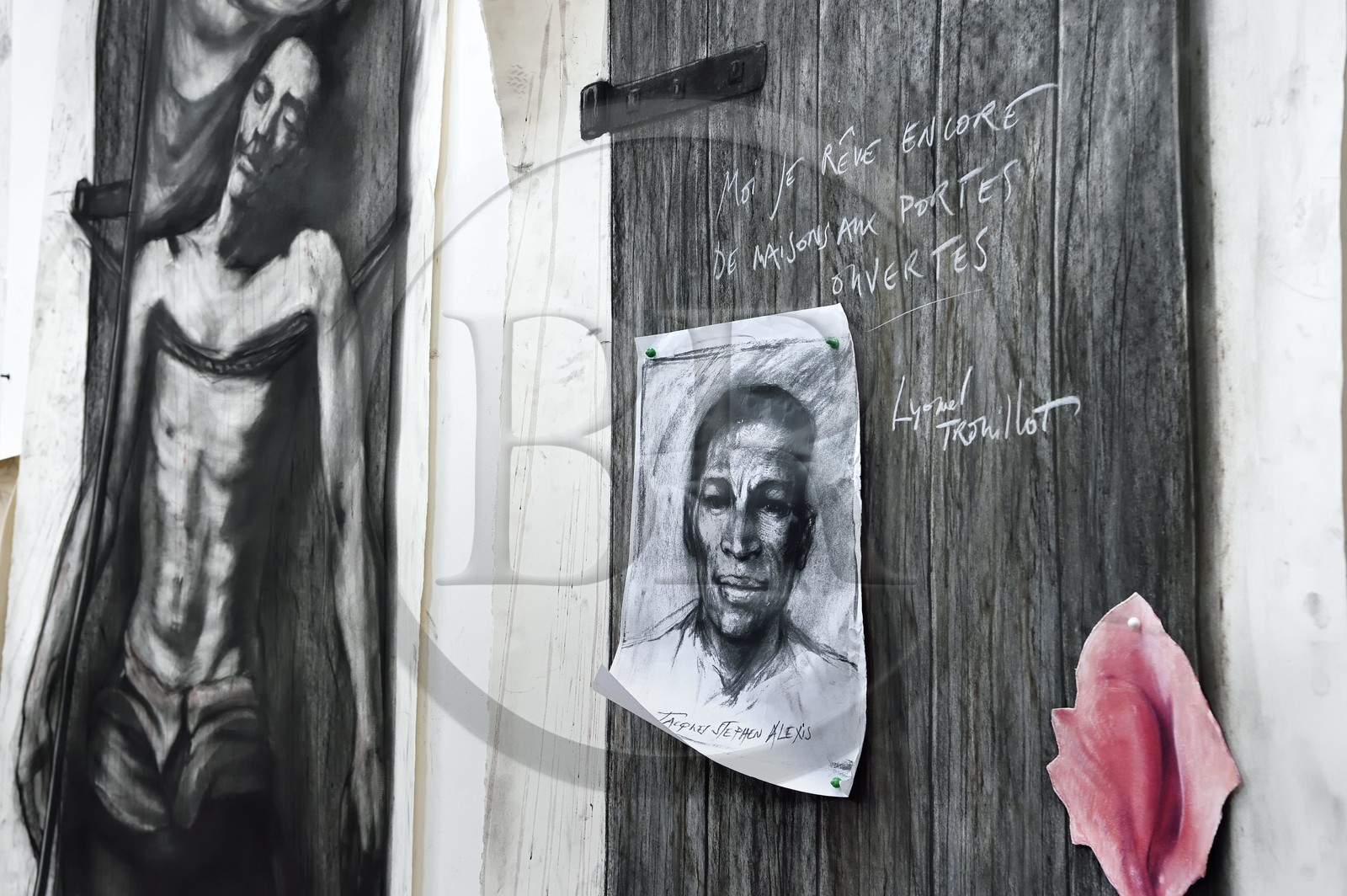 France, Ivry-sur-Seine (94), l'artiste plasticien Ernest Pignon-Ernest dans son atelier