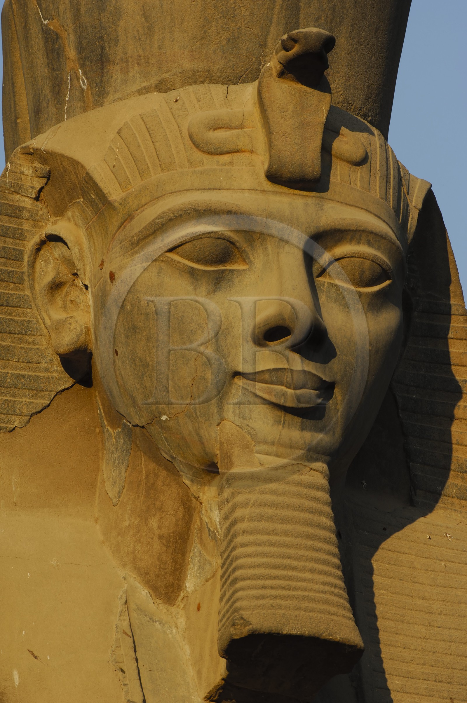 Egypte, Haute Egypte, vallée du Nil, temple de Louxor classé Patrimoine Mondial de l'UNESCO, cour de Ramses II