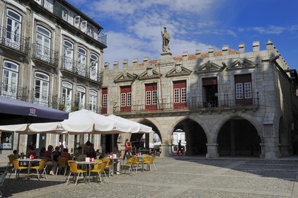 Portugal, région du Minho, Guimaraes, ville classée Patrimoine Mondial de l' UNESCO, ancien Hotel de Ville sur la place Largo da Oliveira