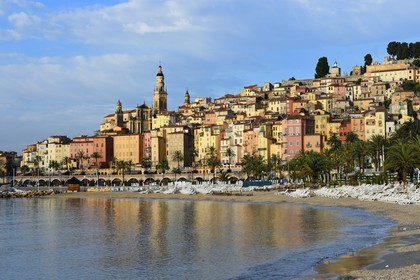 France, Alpes-Maritimes (06), Menton, la vieille ville dominée par la Basilique Saint Michel
