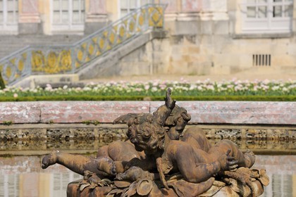 France, Yvelines (78), château de Versailles, classé Patrimoine Mondial de l'UNESCO, le Grand Trianon, jardin à l'extérieur de la galerie