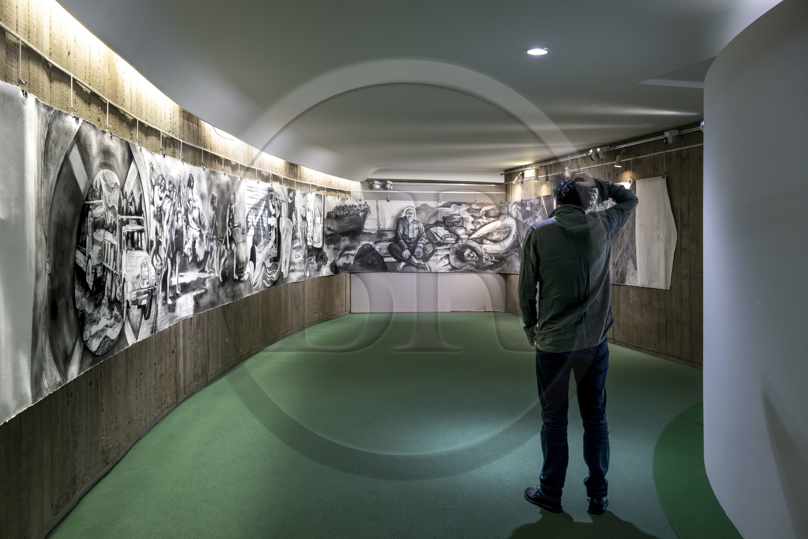 France, Paris (75), place du Colonel Fabien, immeuble du parti communiste français de l'architecte Oscar Niemeyer, vernissage de l'exposition Odyssée de l'artiste Fred Kleinberg à l'Espace Niemeyer